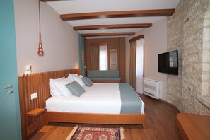 Deluxe Double or Twin Room | 6 bedrooms, in-room safe, soundproofing, free WiFi - Hotel Palorto (Gjirokastër)