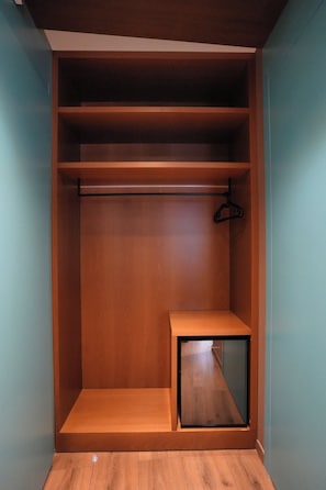 6 bedrooms, in-room safe, soundproofing, free WiFi