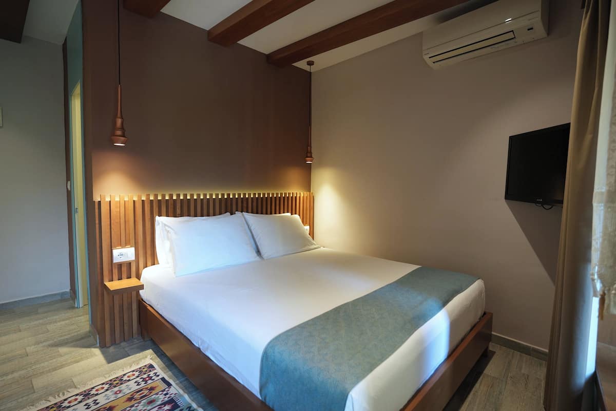 Standard Double Room, Garden Area | 6 bedrooms, in-room safe, soundproofing, free WiFi