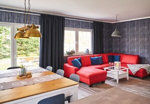 Televisión de pantalla plana, chimenea, piso con calefacción