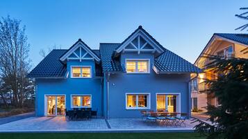 Bagian depan properti - sore/malam