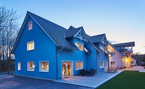 Fachada de la propiedad por la tarde o noche