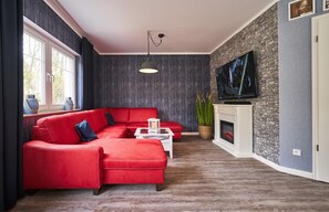 Televisión de pantalla plana, chimenea, piso con calefacción