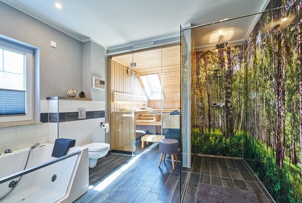 Baignoire relaxante profonde, sèche-cheveux