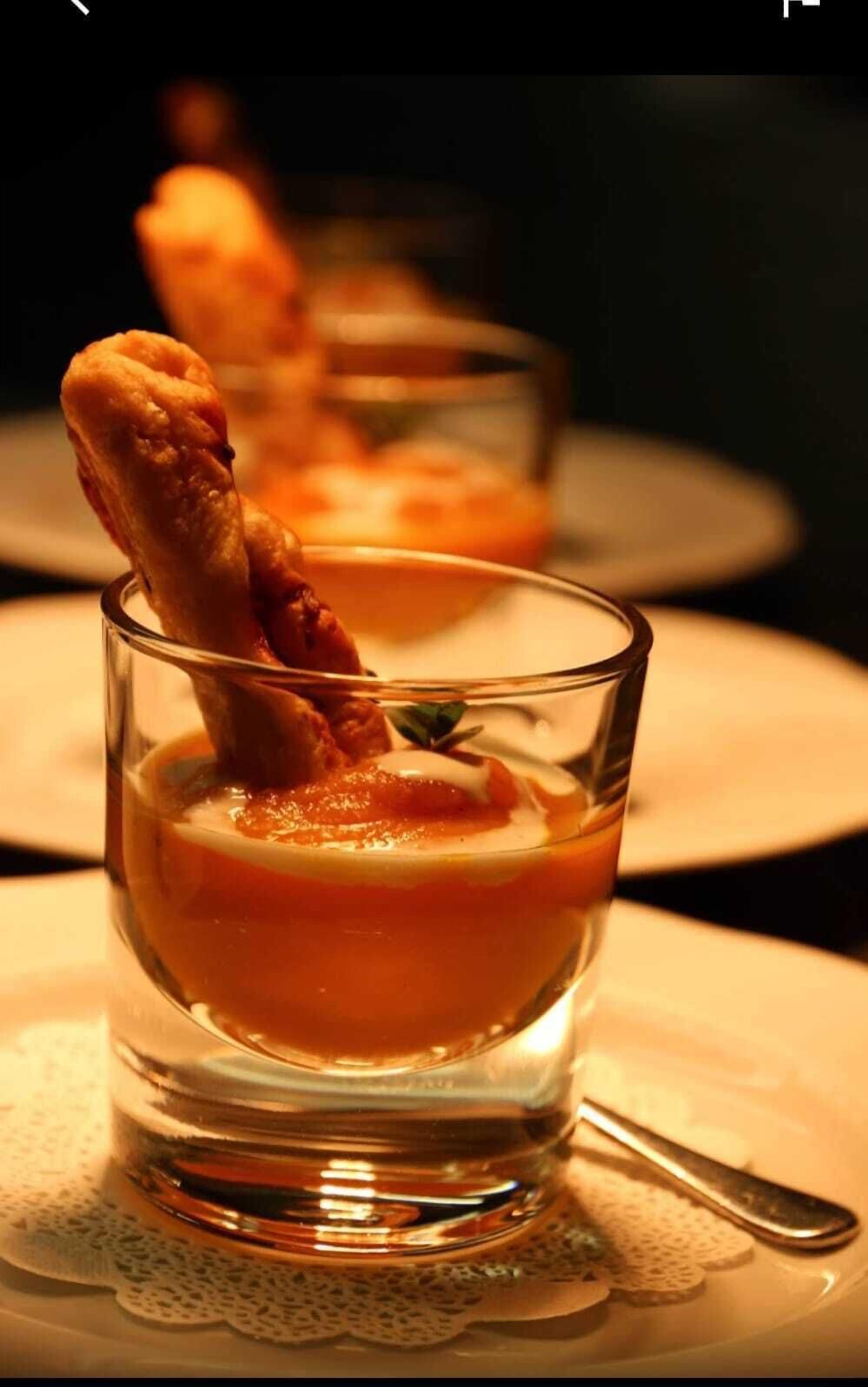 Un postre en un vaso, acompañado de un pastel.