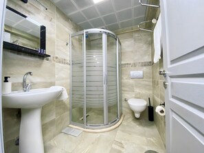 Deluxe Twin Room | Bathroom | Shower, rainfall showerhead, hair dryer, slippers - Queen Bee Hotel (Selçuk)
