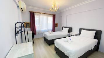 Habitació amb dos llits individuals Deluxe | Llits addicionals, wifi gratuïta i roba de llit