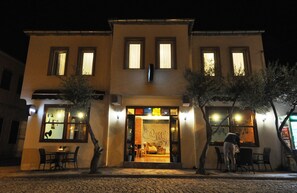 Fachada de la propiedad por la tarde o noche