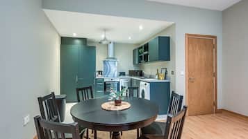Apartemen Keluarga, ensuite (3-Bedroom) | Tempat makan