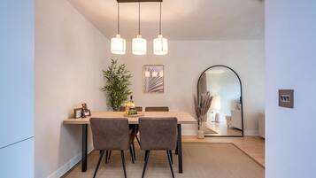 Apartemen Superior, kamar mandi pribadi (City Centre 2-Bed) | Tempat makan