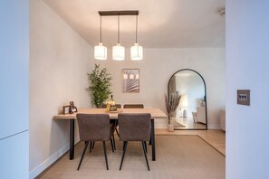 高級公寓, 私人浴室 (City Centre 2-Bed) | 用餐區