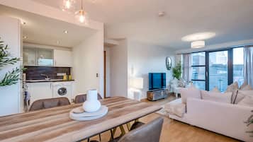 Superior Apartment, Private Bathroom (City Centre 2-Bed) | Ruang Istirahat