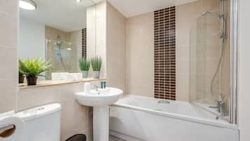 Family Apartment, Ensuite (3-Bedroom) | Bathroom