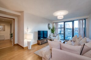 Superior Apartment, Private Bathroom (City Centre 2-Bed) | Lounge - Central Belfast Apartments: Victoria (Belfast)