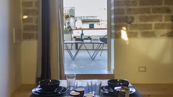 Suite, Terrasse | Essbereich im Zimmer