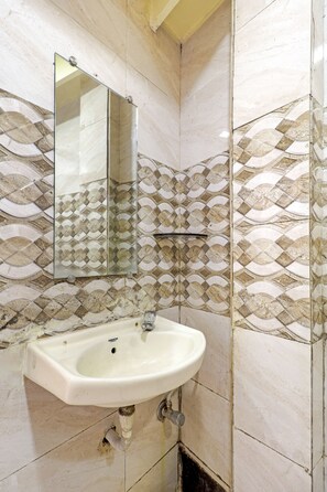 Standard Ac Room | Badezimmer | Dusche, Handtücher