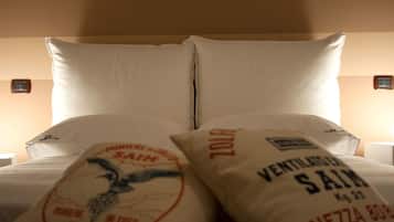 Una cama con dos almohadas, cada una con un logotipo y texto.