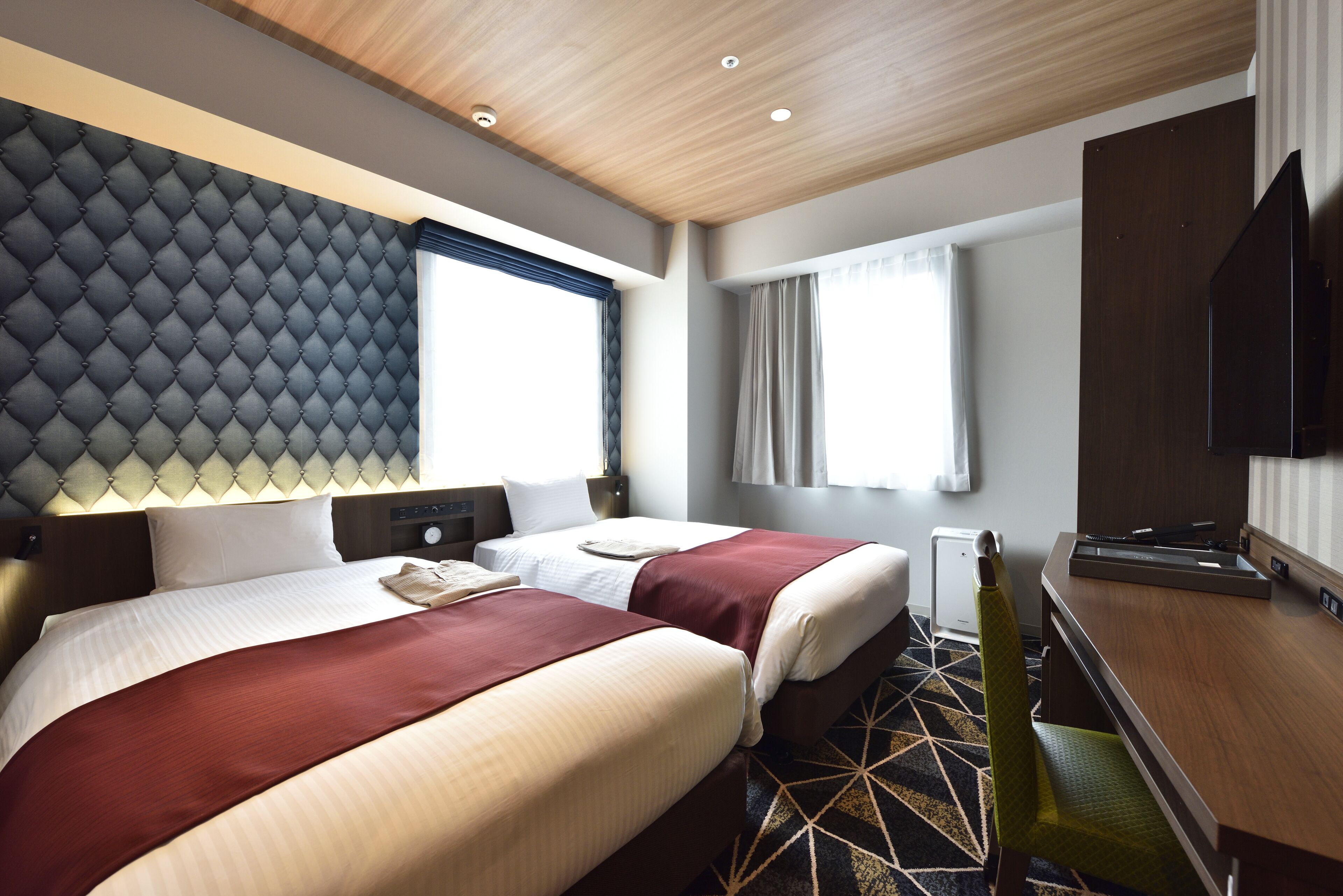 خزنة داخل الغرفة ومكتب ومساحة عمل للكمبيوتر المحمول وستائر تعتيم