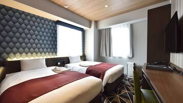 خزنة داخل الغرفة ومكتب ومساحة عمل للكمبيوتر المحمول وستائر تعتيم