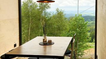 Studio có thiết kế đặc sắc, sân hiên, quang cảnh thung lũng (DROP) | Quang cảnh từ phòng