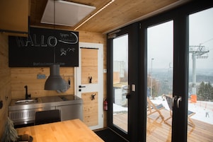 Refrigerador con freezer, placa de cocina, cafetera/tetera