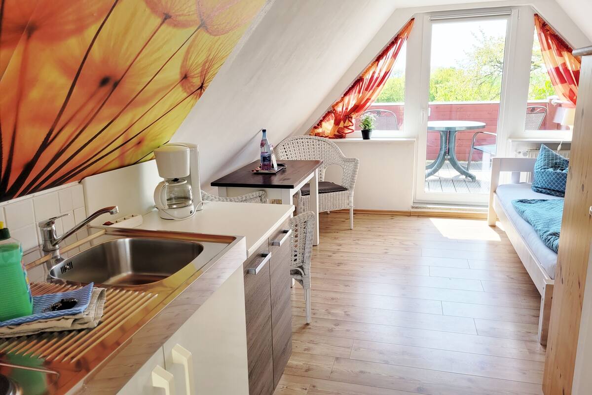 Single Room, Balcony | Private kitchen | Dining table