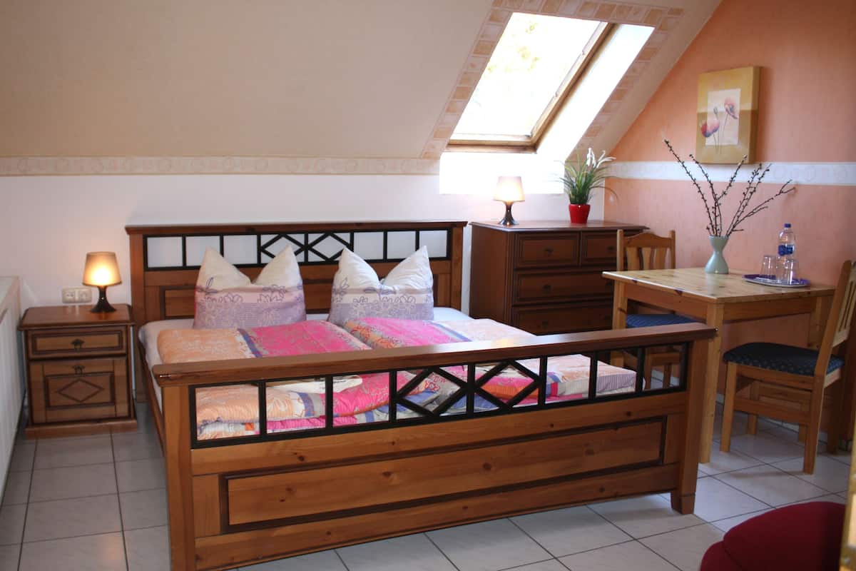Habitación doble, balcón | 1 habitación, wifi gratis y ropa de cama