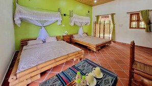 Una habitación con dos camas, un ventilador de techo y piso de baldosas.