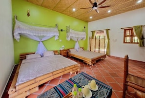 Minibar, decoración personalizada, muebles diferentes y escritorio