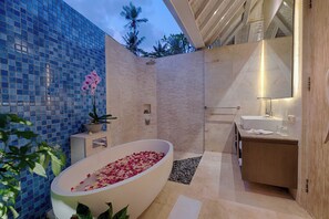 Regendusche, kostenlose Toilettenartikel, Haartrockner, Bademäntel