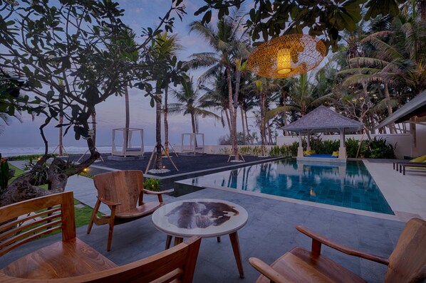 Una piscina al aire libre, sombrillas