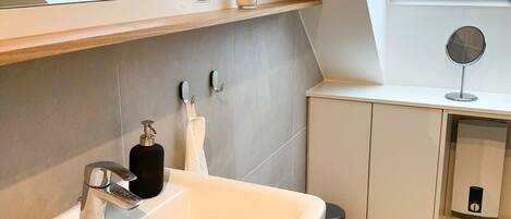 Deluxe-studiosviitti, 1 makuuhuone, tupakointi kielletty | Kylpyhuone | Suihku, pyyhkeet, saippua, vessapaperi