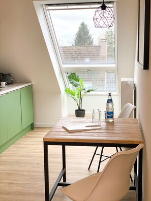 Deluxe-Studiosuite, 1 Schlafzimmer, Nichtraucher | Essbereich im Zimmer