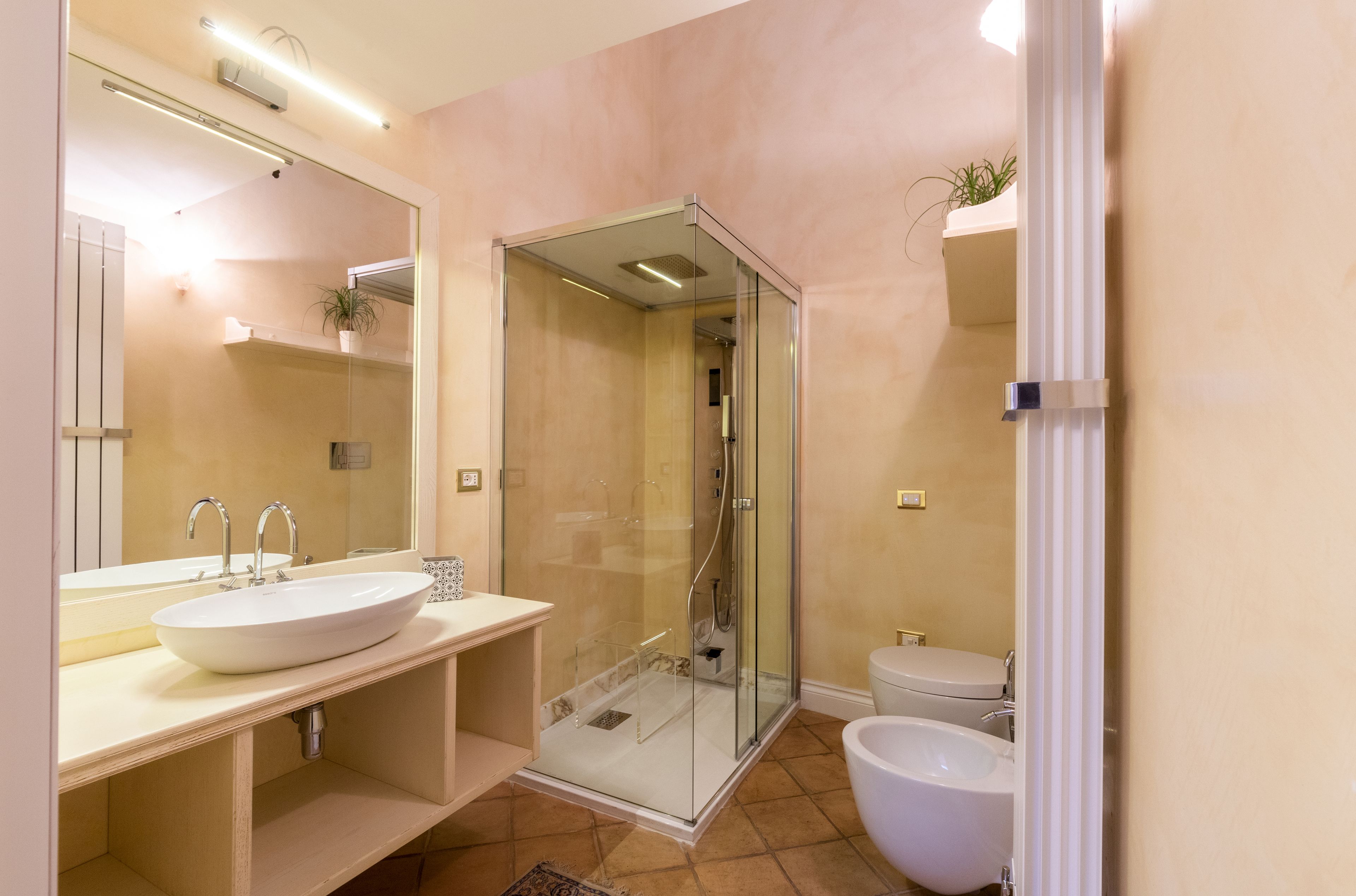 Suite Exclusive | Salle de bain | Articles de toilette gratuits, sèche-cheveux, peignoirs, chaussons