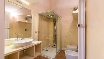 Suite Exclusive | Bagno | Set di cortesia gratuito, asciugacapelli, accappatoio, pantofole