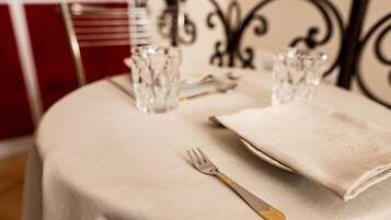 Colazione continentale, servita tutte le mattine (10 EUR a persona)