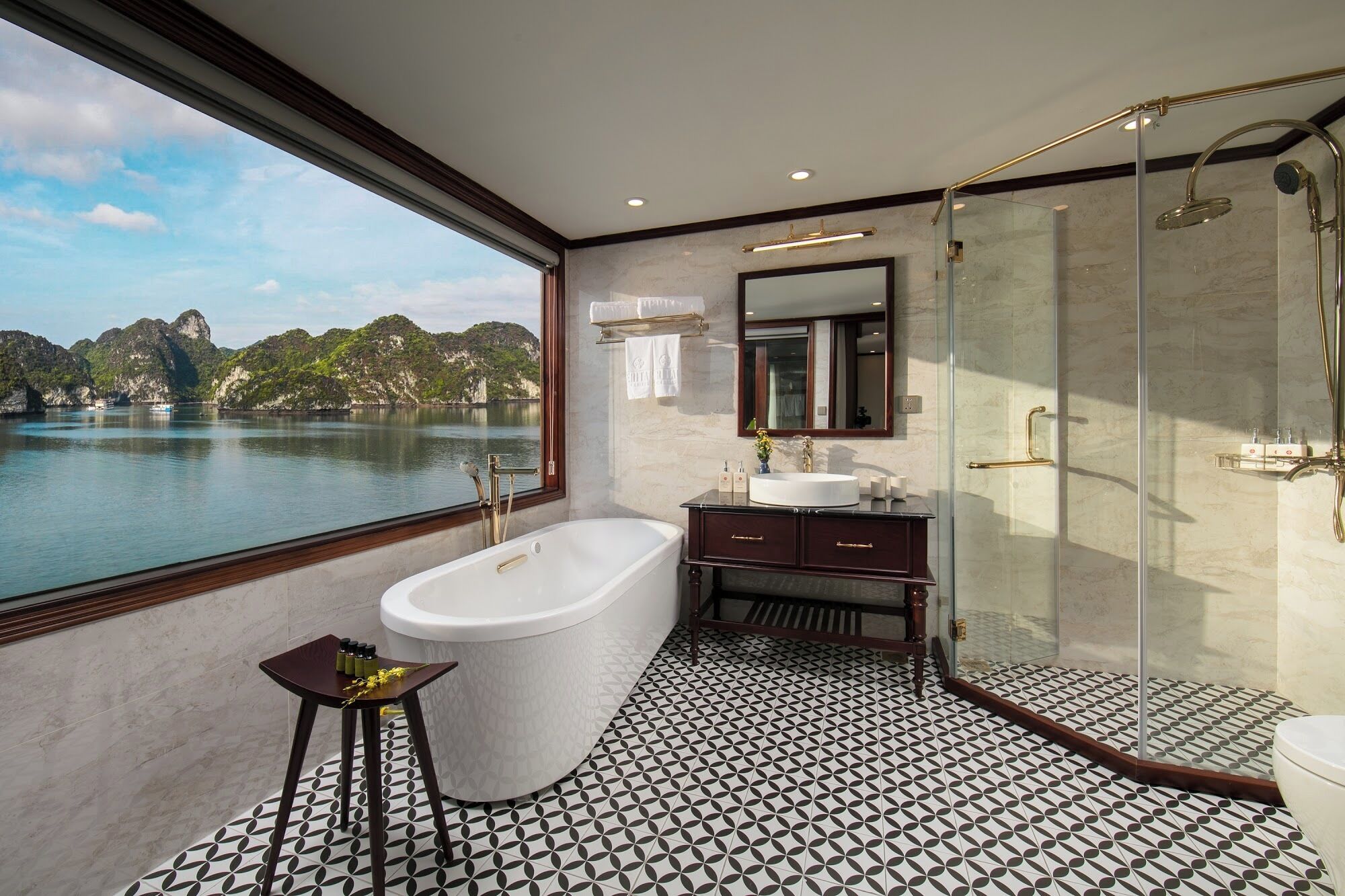 Combined shower/tub, free toiletries, hair dryer, slippers