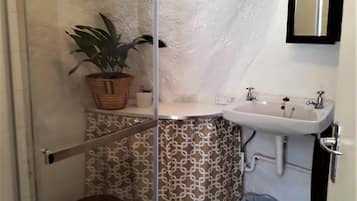 Cottage | Salle de bain | Douche, articles de toilette gratuits, serviettes fournies, savon