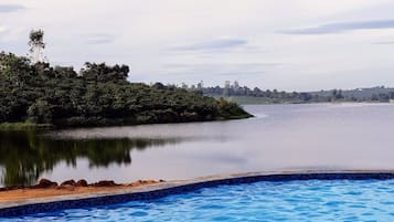 Ulkouima-allas, ääretön uima-allas, aurinkotuoleja