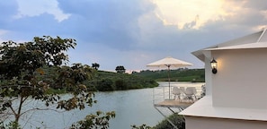 Bungalow Deluxe, vue sur le lac | Balcon