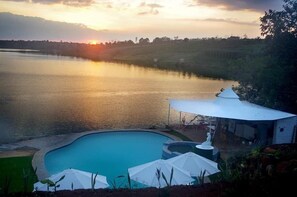 Außenpool, Infinity-Pool, Liegestühle