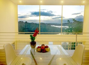 Télévision à écran plat de 23 pouces avec chaînes par câble, télévision