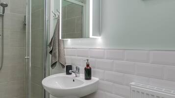Apartment | Badezimmer | Dusche, kostenlose Toilettenartikel, Haartrockner, Handtücher