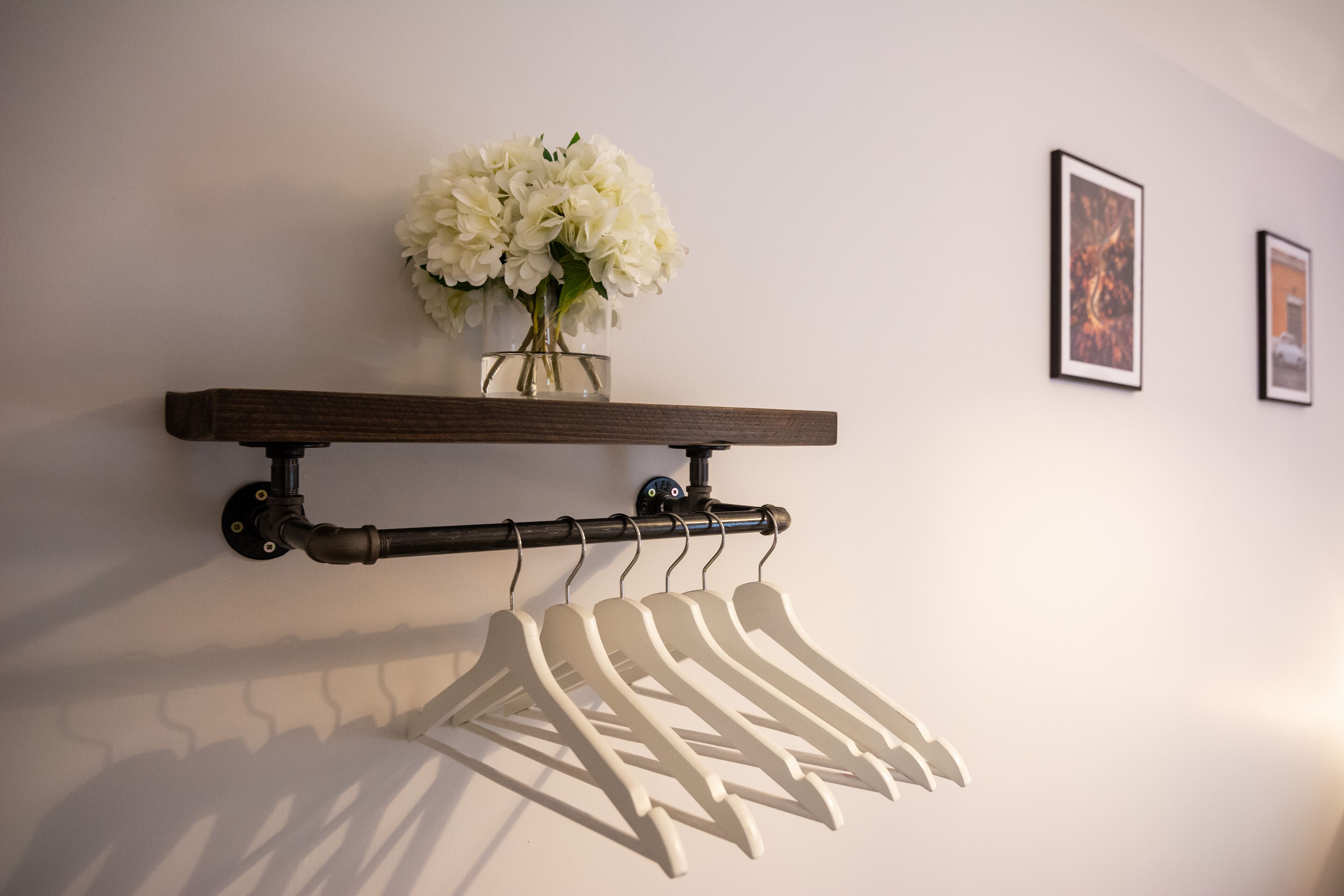 2 kamar tidur, ruang kerja ramah laptop, dan setrika/meja setrika