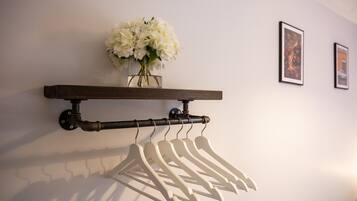 2 phòng ngủ, khu vực làm việc phù hợp cho laptop