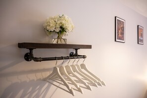 2 bedrooms, laptop workspace, iron/ironing board, free WiFi