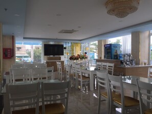 Phục vụ bữa sáng, bữa trưa, bữa tối, món địa phương và quốc tế 