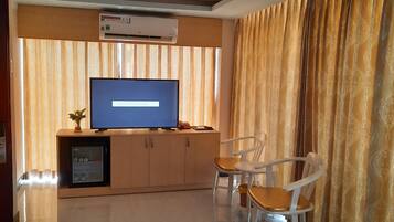 Deluxe Double Room | Television