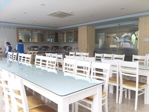 Melayani sarapan, makan siang, dan makan malam