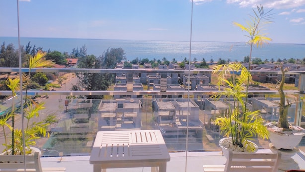 Un balcón con vistas a una zona residencial y al mar.